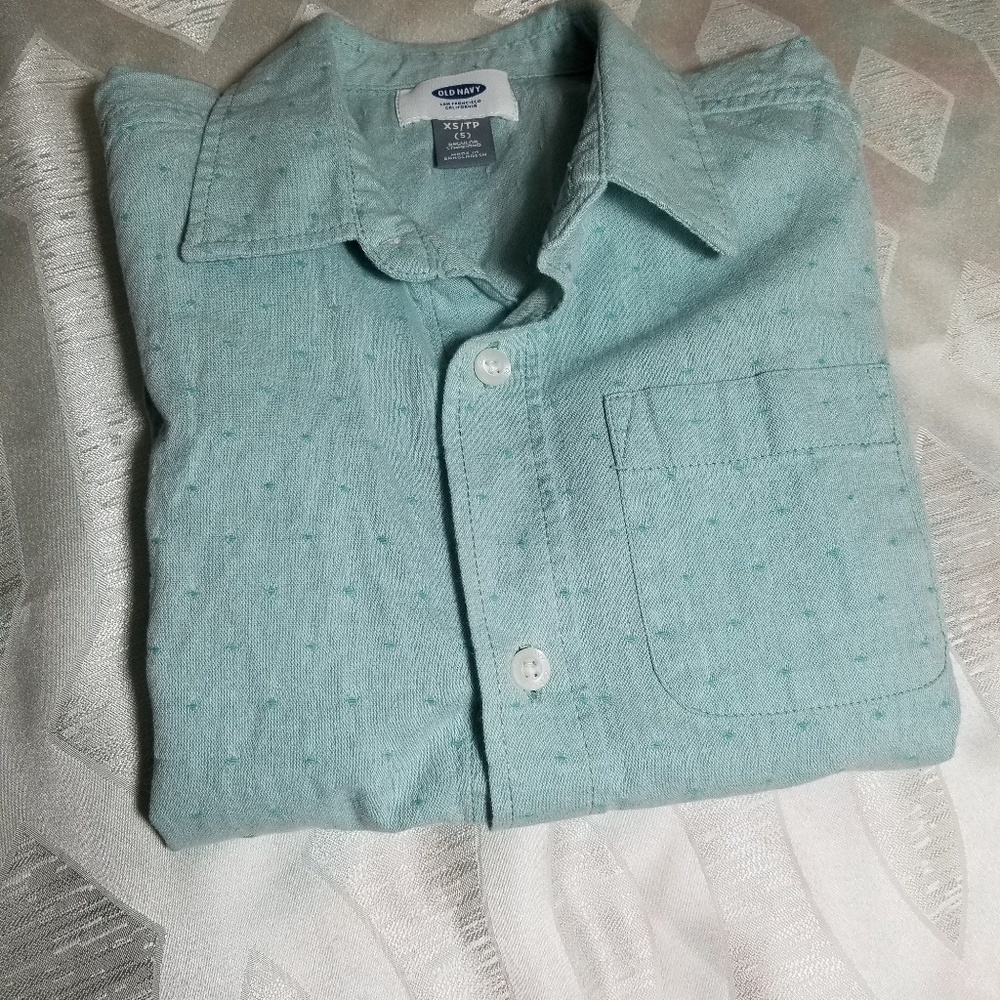 Short sleeve bottom down shirt.